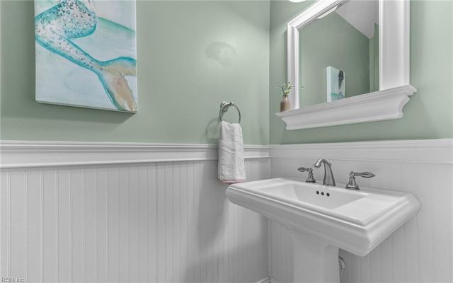 823 Seawinds LN, Virginia Beach, VA 23451