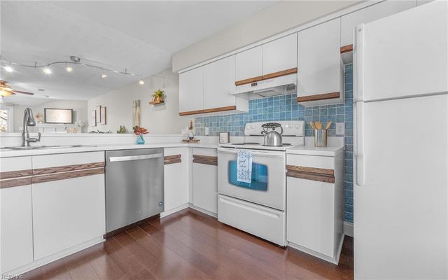 823 Seawinds LN, Virginia Beach, VA 23451