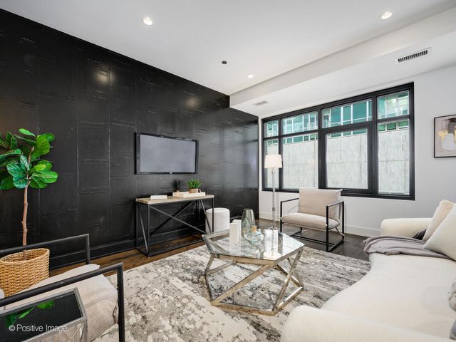 668 N KINGSBURY Street 406, Chicago, IL 60654