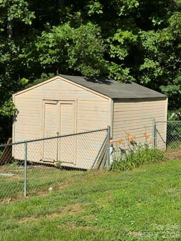 2588 Knight Drive, Lenoir, NC 28645
