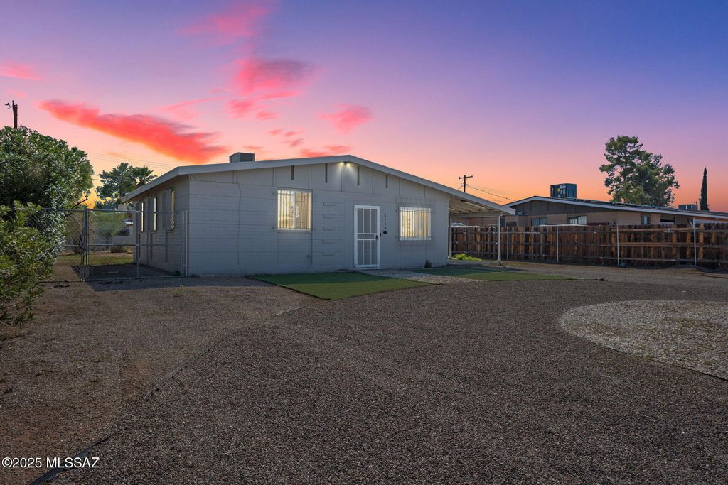 2113 S Rosemont Avenue, Tucson, AZ 85711