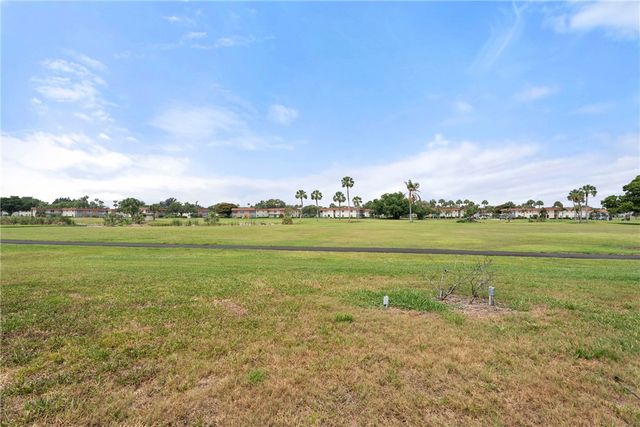 33 Pine Arbor Lane 102, Vero Beach, FL 32962