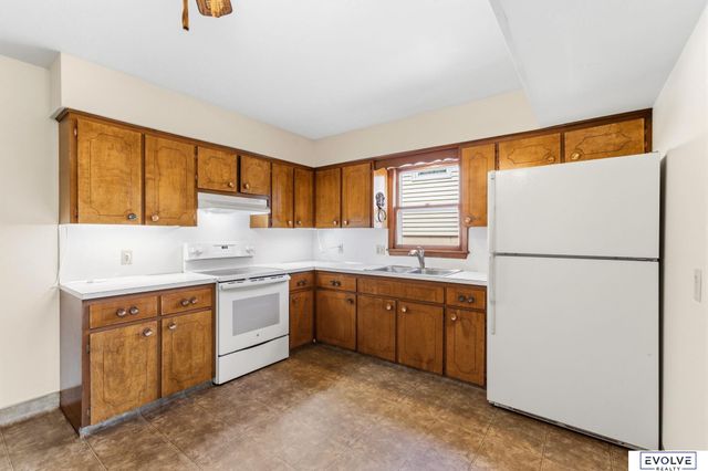 211 Woodland Drive, Omaha, NE 68108