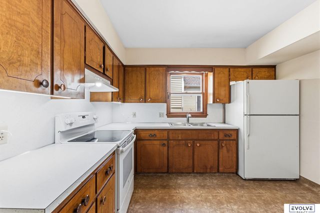 211 Woodland Drive, Omaha, NE 68108