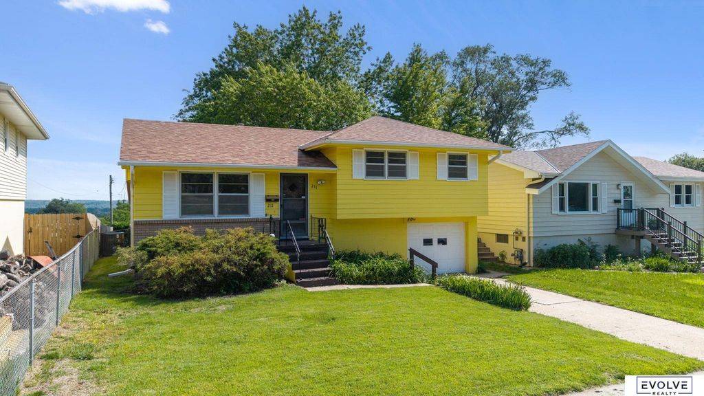 211 Woodland Drive, Omaha, NE 68108
