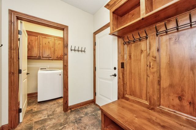 215 S 85th Street, West Des Moines, IA 50266