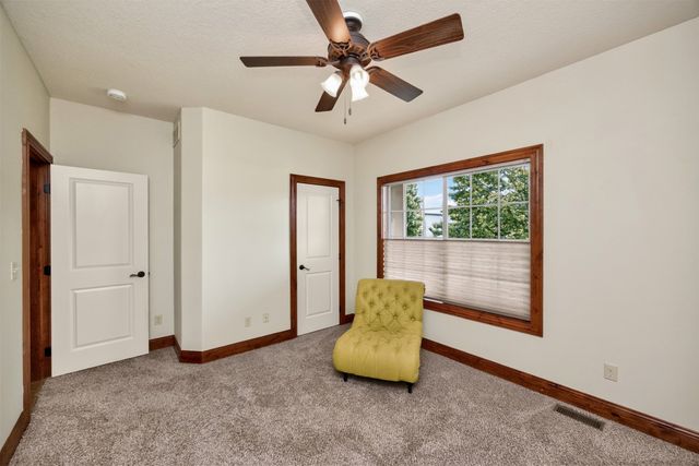 215 S 85th Street, West Des Moines, IA 50266