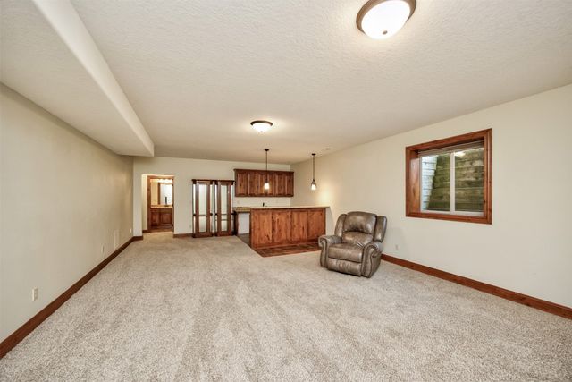 215 S 85th Street, West Des Moines, IA 50266