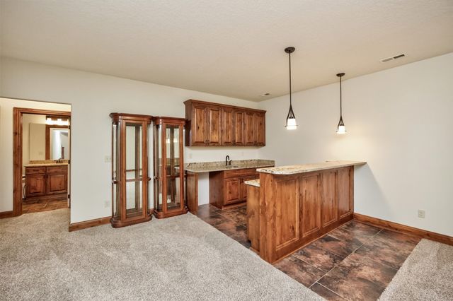215 S 85th Street, West Des Moines, IA 50266