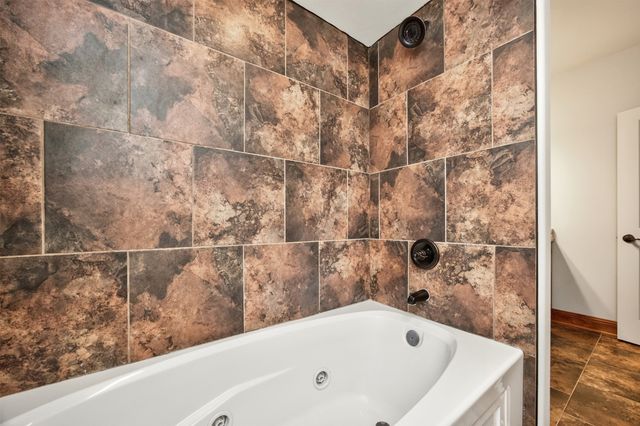 215 S 85th Street, West Des Moines, IA 50266
