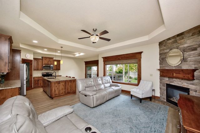 215 S 85th Street, West Des Moines, IA 50266