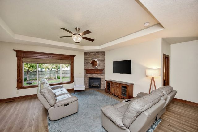 215 S 85th Street, West Des Moines, IA 50266
