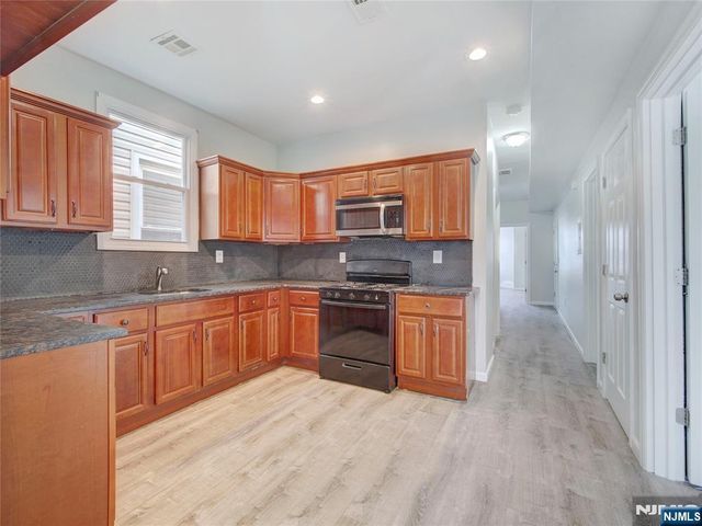 160 11th Street, Newark, NJ 07107