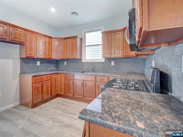 160 11th Street, Newark, NJ 07107