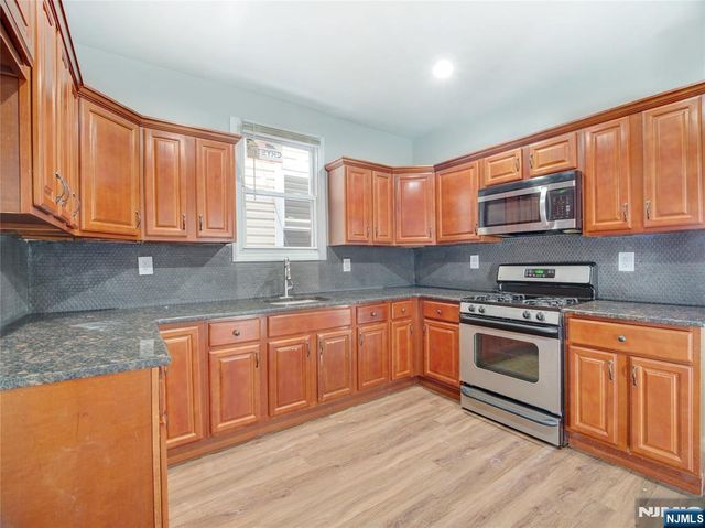 160 11th Street, Newark, NJ 07107