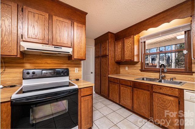 5284 Lisa Lane, Hickory, NC 28602