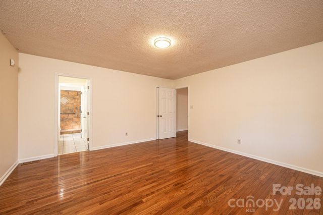 5284 Lisa Lane, Hickory, NC 28602