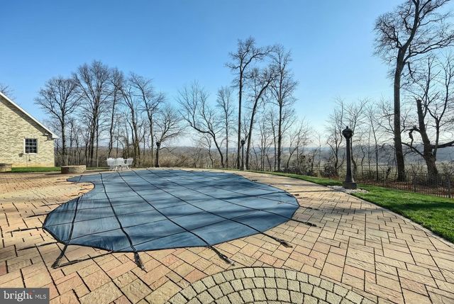 4440 BEARDS SCHOOL RD, Spring Grove, PA 17362