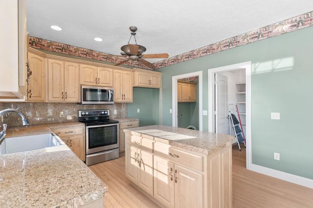 5072 E Hedgerow Drive, Springfield, MO 65802