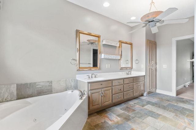 5072 E Hedgerow Drive, Springfield, MO 65802