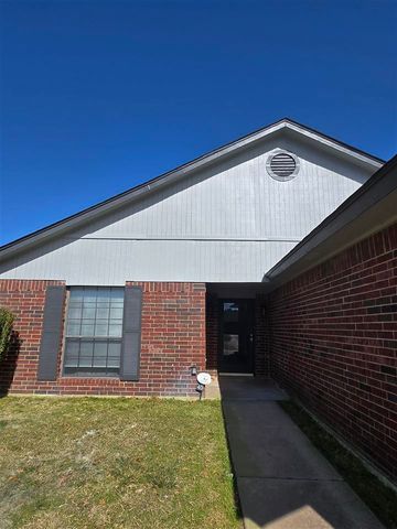 4017 SW Rolling Hills Dr, Lawton, OK 73505