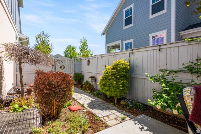 10388 S SPLIT ROCK DR, South Jordan, UT 84095