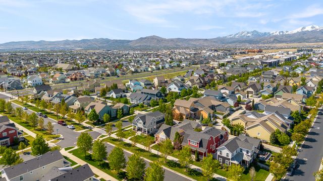 10388 S SPLIT ROCK DR, South Jordan, UT 84095