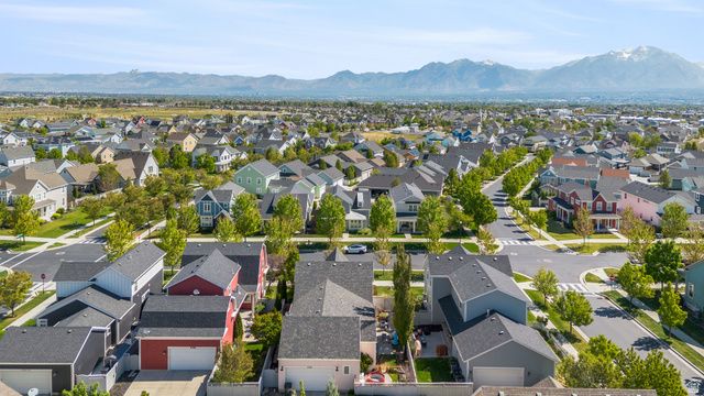 10388 S SPLIT ROCK DR, South Jordan, UT 84095