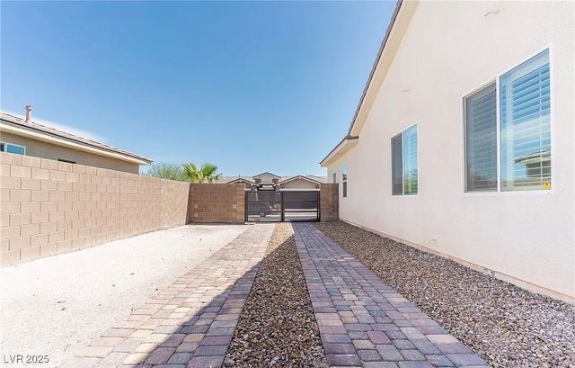 8233 Sweetwater Creek Way, Las Vegas, NV 89113