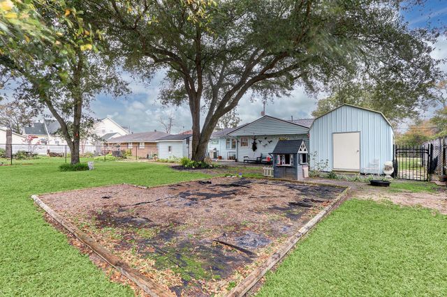 4449 Shady Lake Drive, Seabrook, TX 77586