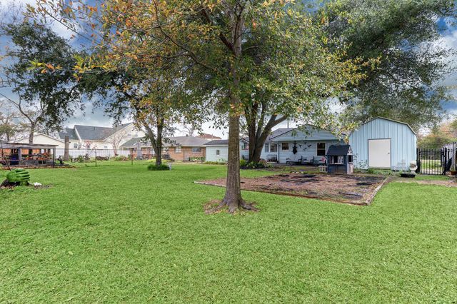 4449 Shady Lake Drive, Seabrook, TX 77586
