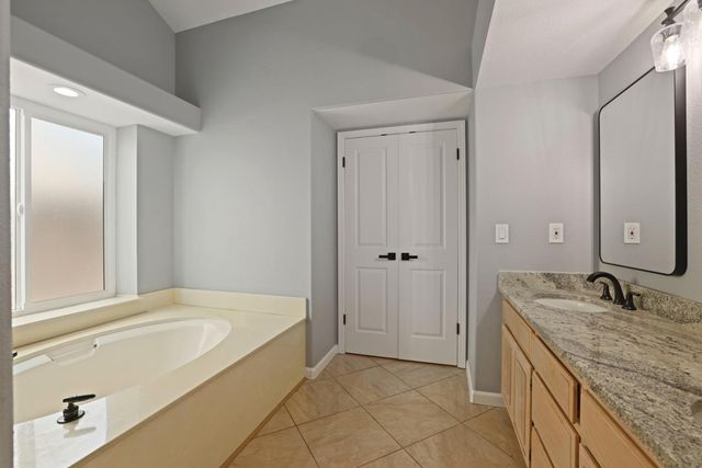 868 Cinnamon Teal Ct, Manteca, CA 95337