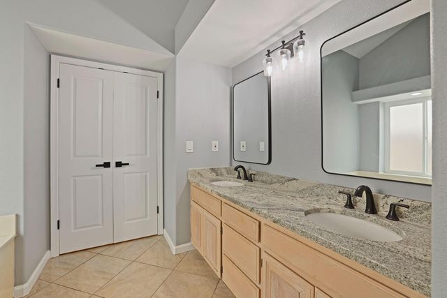 868 Cinnamon Teal Ct, Manteca, CA 95337