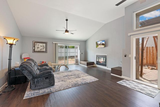 868 Cinnamon Teal Ct, Manteca, CA 95337