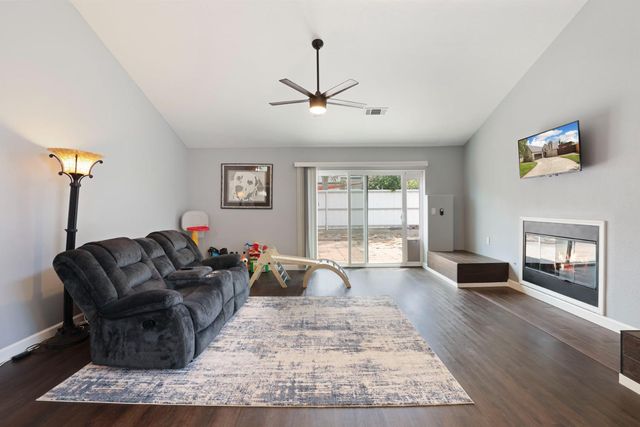 868 Cinnamon Teal Ct, Manteca, CA 95337