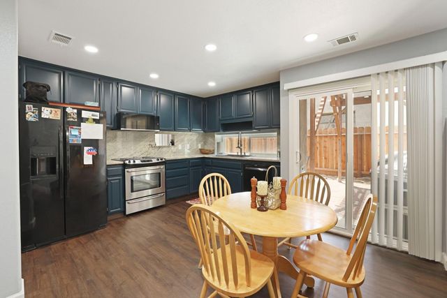 868 Cinnamon Teal Ct, Manteca, CA 95337