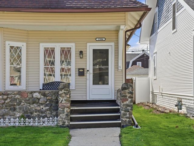 1504 Deane BOULEVARD, Racine, WI 53405