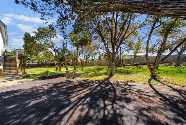 1568 Blueridge Dr, Canyon Lake, TX 78133