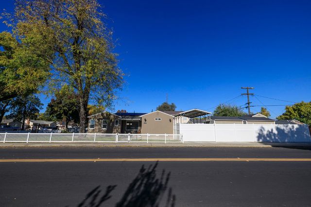 1705 Miller Ave, Modesto, CA 95354