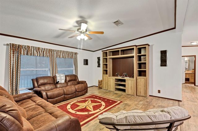 271 Shoreline Drive, Huntsville, TX 77320