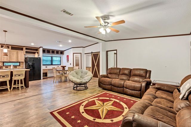 271 Shoreline Drive, Huntsville, TX 77320