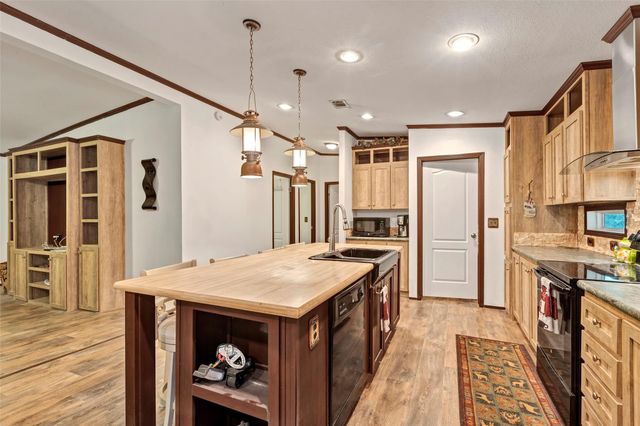 271 Shoreline Drive, Huntsville, TX 77320