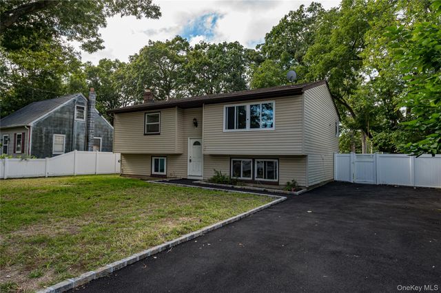 84 N 17th Street, Wheatley Heights, NY 11798