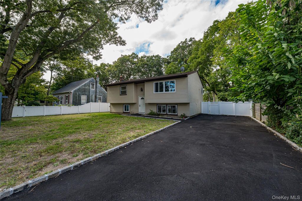 84 N 17th Street, Wheatley Heights, NY 11798 — exterior