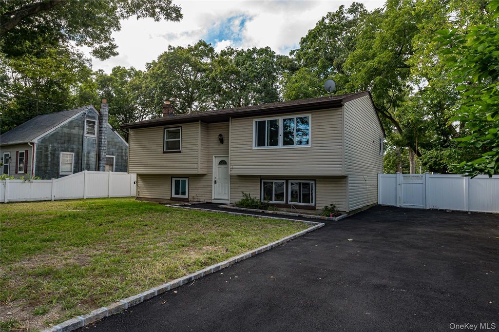 84 N 17th Street, Wheatley Heights, NY 11798 — photo 3