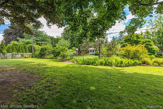 171 S Glengarry Road, Bloomfield Hills, MI 48301