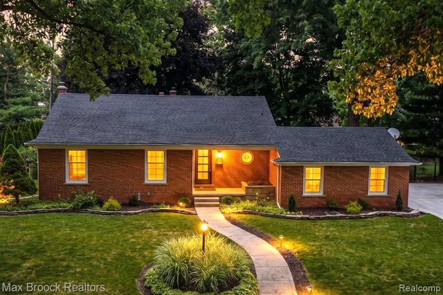 171 S Glengarry Road, Bloomfield Hills, MI 48301