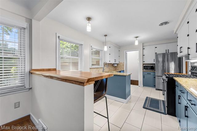 171 S Glengarry Road, Bloomfield Hills, MI 48301