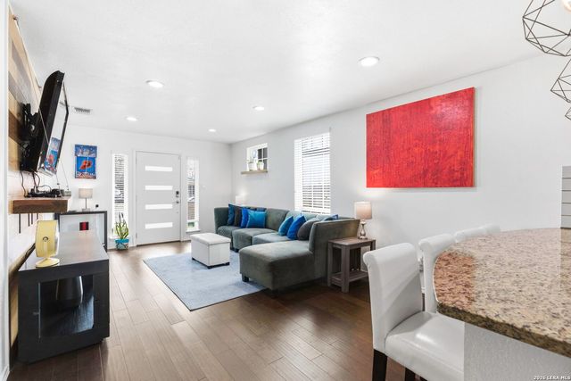 227 E BAYLOR, San Antonio, TX 78204