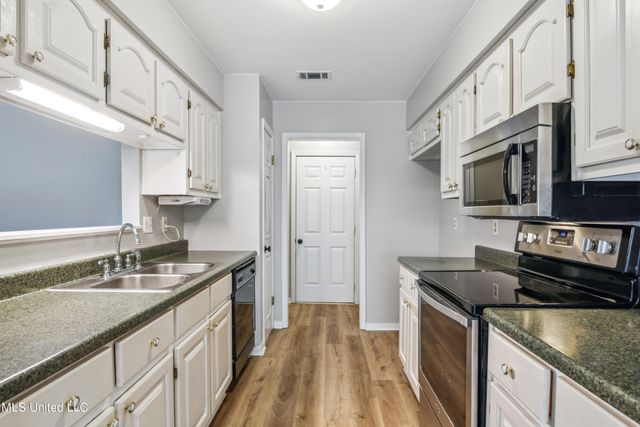 92 Hunter Drive, Ocean Springs, MS 39564